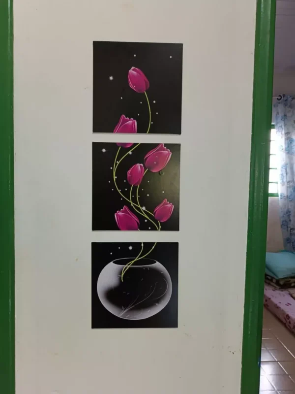 SH14 - Quadro Decorativo 3 peças modular vaso com tulipas roxas flores arte pintura varanda corredor versão vertical decoração casa - Imagem 2